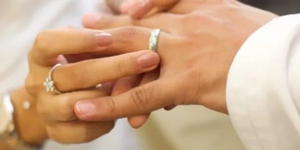 تفسير حلم خطوبة المتزوجة من رجل آخر غير زوجها