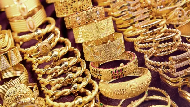 ماذا يعني رؤية الذهب في المنام للمرأة؟