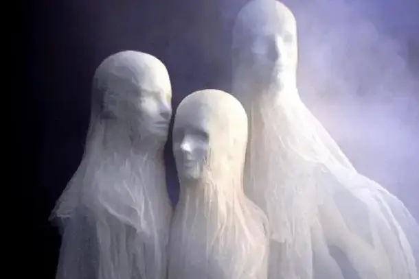 دلالات رؤية الجنيات في الأحلام وارتباطها بالبحث عن المساعدة والجوانب الخفية للنفس.