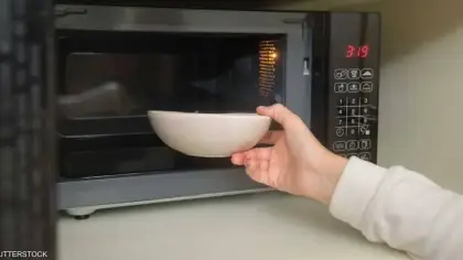 أشياء لا تضعها في الميكروويف لتجنب المخاطر