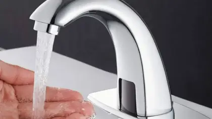 لماذا تتغير رائحة مياه الصنبور فجأة وماذا تكشف؟