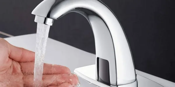 لماذا تتغير رائحة مياه الصنبور فجأة وماذا تكشف؟