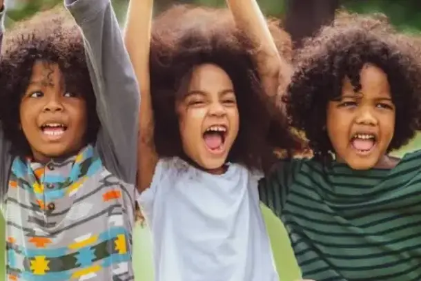 تؤكد الدراسات أن سعادة الأطفال وثقتهم بأنفسهم خلال سنوات نموهم ترتبط بتحقيق دخل مالي أفضل واستقرار عاطفي في الكبر. اكتشف…