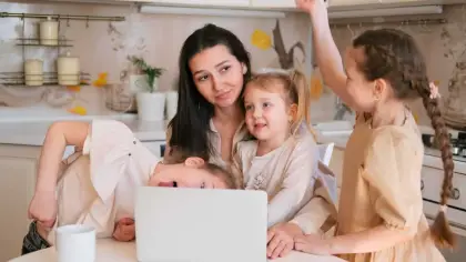 لماذا يختبر الأطفال صبر أمهاتهم بالذات؟