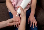 لماذا يُصرف الكورتيزون للتجميل دون رقابة كافية في الصيدليات؟