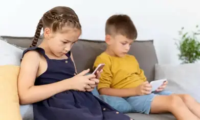 كيف يؤثر كثرة النظر للشاشات على تعلم الأطفال؟