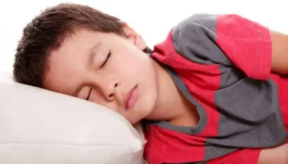 كيف تساعد العلاقات الأسرية القوية طفلك على النوم بهدوء؟