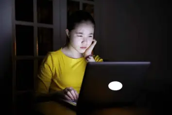 هل السهر المتأخر يسبب الاكتئاب؟