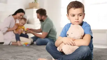 لماذا يميل بعض الآباء لتفضيل طفل على آخر؟
