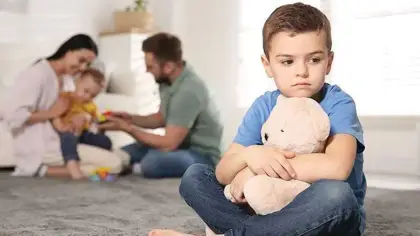 لماذا يميل بعض الآباء لتفضيل طفل على آخر؟