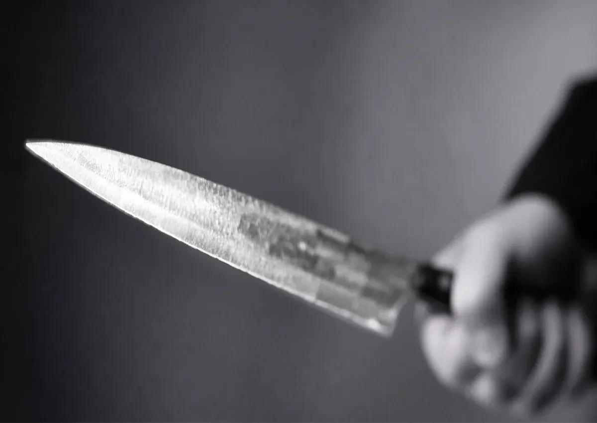 رؤية الطعن بالسكين ونزيف الدم في المنام وفق تفسيرات كبار المفسرين
