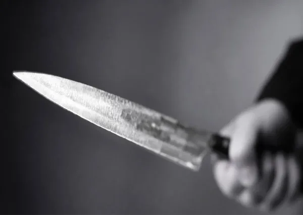 ماذا يعني حلم الطعن بالسكين وخروج الدم في المنام؟
