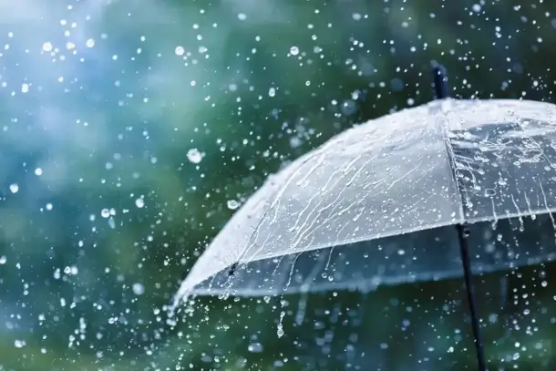 دلالات المطر الغزير ليلاً في المنام وتأثيره على حياة الرائي.