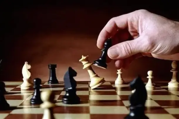 اكتشف معنى رؤية رقعة الشطرنج في المنام، وكيف ترمز إلى التفكير الاستراتيجي، التحديات الحياتية، والشعور بالسيطرة أو فقدانها…