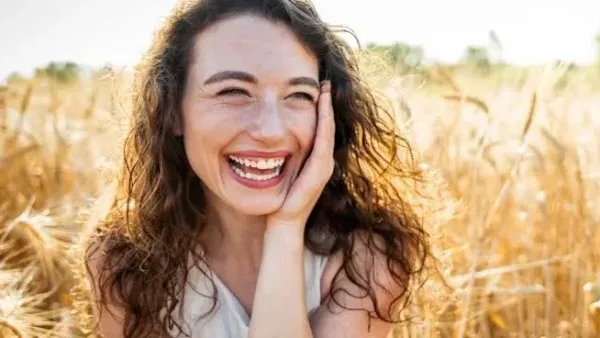 ماذا تعني رؤية الضحك في المنام؟ دلالات الفرح والقلق