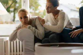 لماذا تكون الخالة صديقة مقربة لابنة أختها المراهقة؟