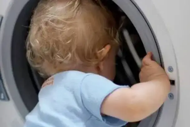 أهمية تأمين منظفات الغسيل السائلة بعيداً عن متناول الأطفال لحمايتهم من الحوادث الخطيرة.
