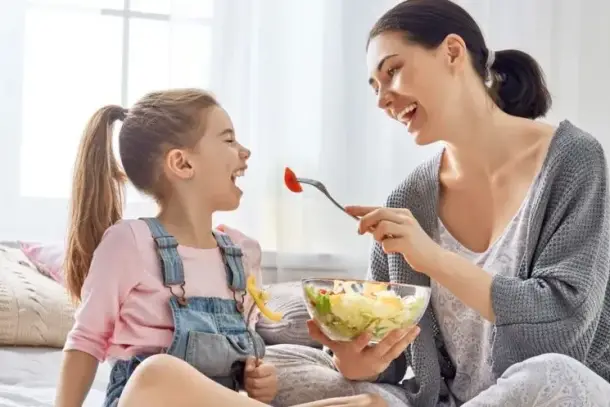 اكتشفي استراتيجيات عملية قائمة على علم نفس الطفل لغرس عادات غذائية صحية لدى طفلك، بدءًا من كونه قدوة وصولاً إلى إشراكه في…