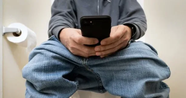 هل استخدام الهاتف في المرحاض يزيد خطر الإصابة بالبواسير؟