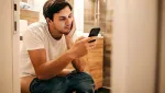هل استخدام الهاتف في المرحاض يزيد خطر الإصابة بالبواسير؟