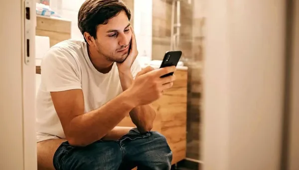 هل استخدام الهاتف في المرحاض يزيد خطر الإصابة بالبواسير؟