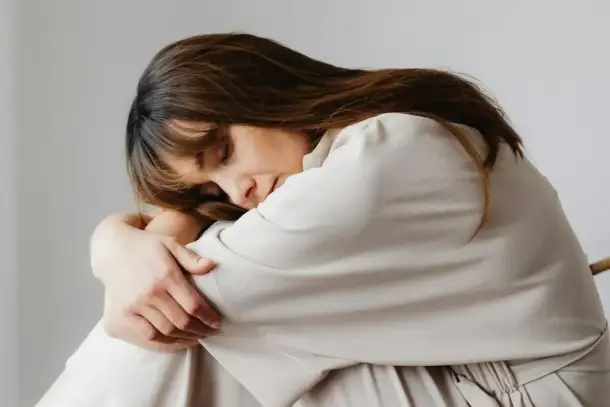 اكتشفي كيف تصبحين صديقة لنفسك من خلال نصائح عملية لتعزيز الثقة الذاتية، التسامح، وتقدير قيمتك الحقيقية في حياتك اليومية.