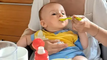 متى وكيف تبدأ إدخال الطعام للرضيع؟
