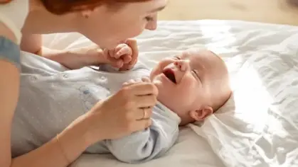 لماذا يهدأ الأطفال الرضع عند سماع الغناء أكثر من الكلام؟