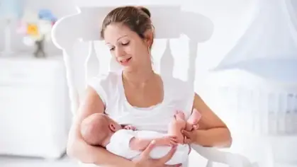 لماذا يرفض طفلك الرضاعة الطبيعية وما الحل؟
