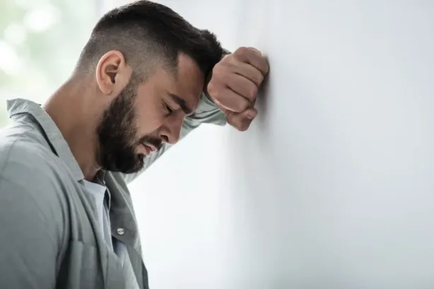 لماذا يصمت الرجال عن مشاعرهم وكيف يتحدثون عنها؟