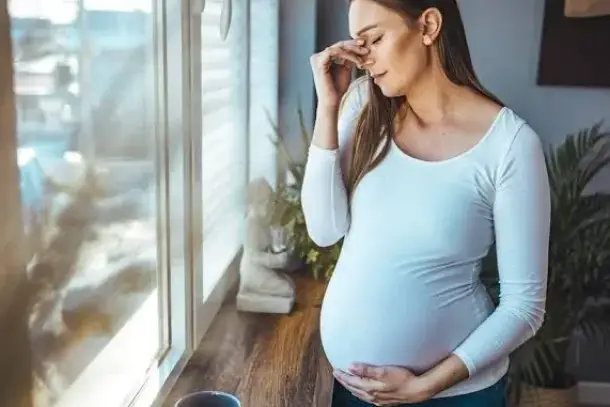 تواجه العديد من الحوامل مشكلة احتباس الماء المزعجة. اكتشفي علاجات منزلية بسيطة وآمنة تساعد في تخفيف التورم والانزعاج أثناء…