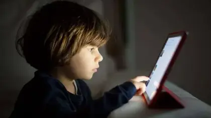 كيف يتعامل الأطفال الصغار مع الأجهزة الذكية والشاشات؟