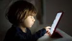كيف يتعامل الأطفال الصغار مع الأجهزة الذكية والشاشات؟