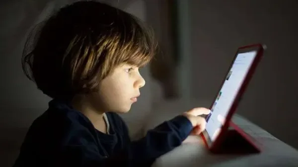 كيف يتعامل الأطفال الصغار مع الأجهزة الذكية والشاشات؟