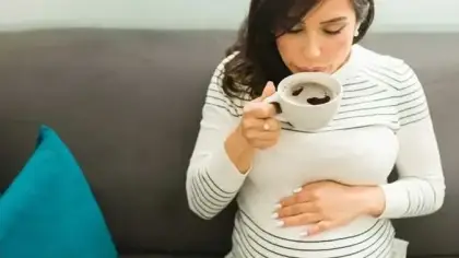 هل يؤثر الكافيين الذي تشربه الحامل على ذكاء طفلها؟