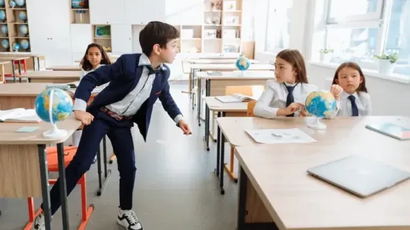 كيف يؤثر تغيير المدارس المتكرر على أداء الأطفال الدراسي؟