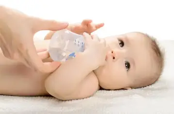 متى يمكن تقديم الماء للرضع وحديثي الولادة بأمان؟