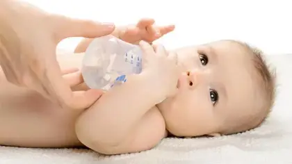 متى يمكن تقديم الماء للرضع وحديثي الولادة بأمان؟