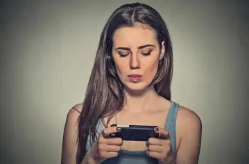 كيف تحمي أطفالك من الإفراط في استخدام الهواتف الذكية؟