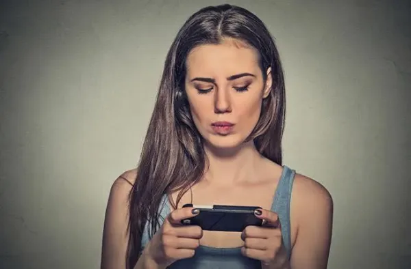 كيف تحمي أطفالك من الإفراط في استخدام الهواتف الذكية؟