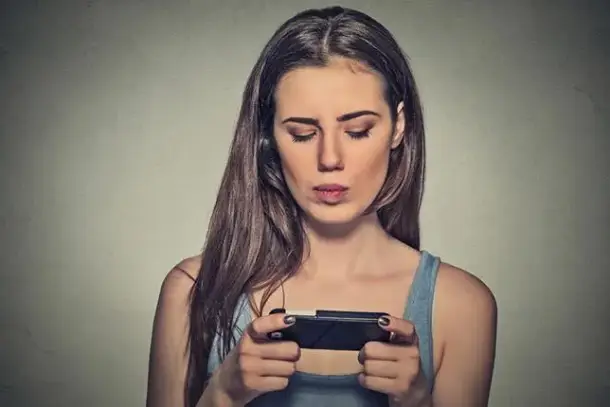 يؤثر الإفراط في استخدام الهواتف الذكية على صحة الأطفال النفسية والجسدية وتحصيلهم الدراسي، مما يستدعي وضع قواعد واضحة…