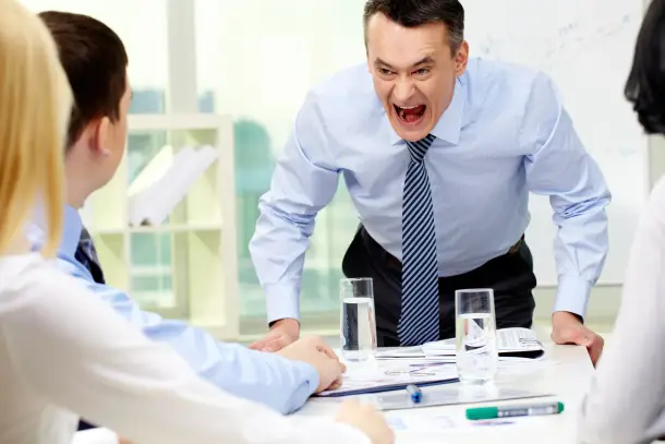 اكتشف المؤشرات غير اللفظية والسلوكية التي تدل على مدى تقدير مديرك لعملك أو عدم اهتمامه، لتتمكن من بناء علاقة مهنية أفضل.