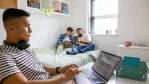 هل تنتقل مشاعر الكآبة بين الأصدقاء وزملاء السكن؟