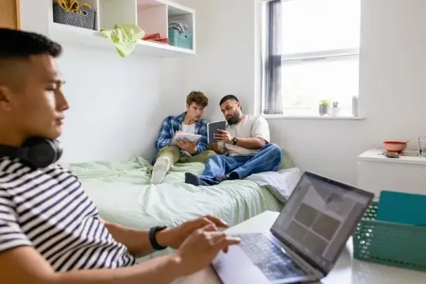 توضح دراسة من جامعة نوتردام كيف يؤثر مزاج زميل السكن على الحالة النفسية للفرد، مما يؤكد أهمية اختيار الأصدقاء المتفائلين…