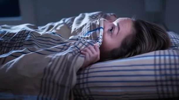 اكتشف طرقاً عملية وفعالة للحد من تكرار الأحلام المزعجة والكوابيس الليلية، وتحسين جودة نومك للحصول على راحة نفسية وجسدية أفضل.