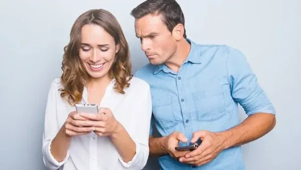 كيف تديرين فضول زوجك وتحافظين على خصوصيتك الزوجية؟
