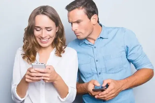 تتعلم الزوجة كيفية إدارة فضول زوجها بذكاء وحماية خصوصيتها، من خلال وضع حدود واضحة ومشاركة مدروسة لتعزيز الثقة المتبادلة في…