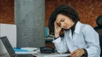 لماذا تواجه النساء ضغوطاً نفسية ومشاكل أكثر من الرجال؟