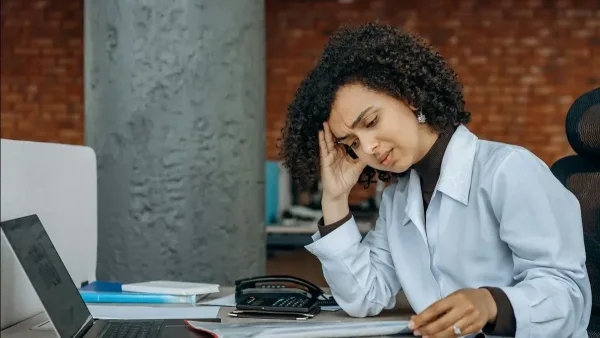 لماذا تواجه النساء ضغوطاً نفسية ومشاكل أكثر من الرجال؟