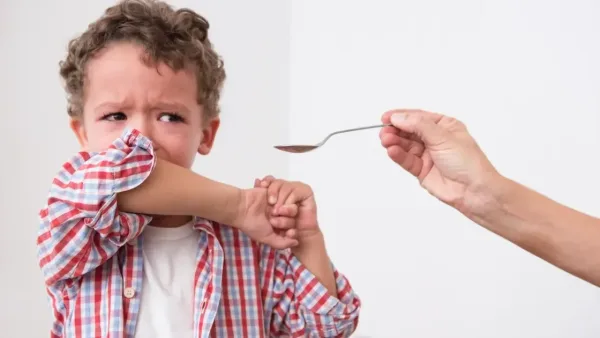 كيف تجعل طفلك يتناول الدواء دون رفض أو صعوبة؟